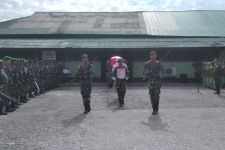 Kasdim 1710/Mimika Pimpin Upacara Pelepasan Dua Jenazah Prajurit TNI - JPNN.com Papua