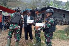 Personel Satgas Yonif Mekanis 203/AK Membantu Warga yang Berduka - JPNN.com Papua