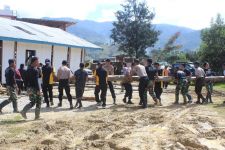 Personel TNI dan Polisi Laksanakan Karya Bakti Bersama Jemaat GKI Betel Tiom - JPNN.com Papua