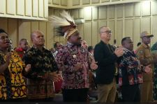 Willem Wandik : Gereja Ikut Berperan Ciptakan Perdamaian di Papua - JPNN.com Papua