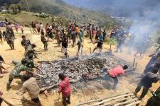 Personel TNI dan Masyarakat Distrik Mukoni Gelar Batu Batu, Ada Apa? - JPNN.com Papua