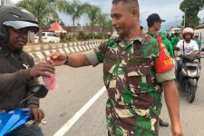Kodim 1710/Mimika Bagikan Takjil Gratis Kepada Masyarakat - JPNN.com Papua