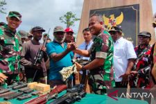 Pangdam Cenderawasih Terima 6 Pucuk Senjata Api dari Eks KKB - JPNN.com Papua