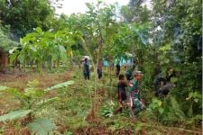 Satgas Yonif Raider 200/BN Bersama Warga Bersihkan Lingkungan - JPNN.com Papua