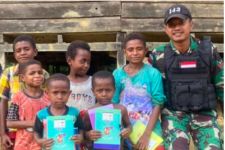 Satgas Yonif 143/TWEJ Bagikan Alat Tulis di Pedalaman Papua - JPNN.com Papua