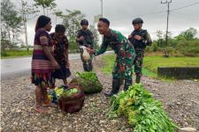 Satgas Yonif Raider 200/BN Membeli Hasil Kebun Masyarakat Yahukimo - JPNN.com Papua