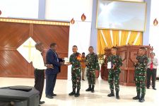 Satgas Yonif Raider 200/BN Bagikan Alkitab di Gereja Injil Indonesia Kobagma - JPNN.com Papua
