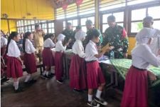 Menjelang Tahun Ajaran Baru, Satgas Yonif 143/TWEJ Bagikan Ratusan Perlengkapan Sekolah - JPNN.com Papua