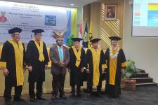 Eks Senator Papua Barat Raih Gelar Doktor Ilmu Ekonomi dari Universitas Trisakti - JPNN.com Papua