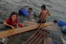Diterjang Ombak, Perahu Pengangkut 9 Guru Terbalik  - JPNN.com Papua