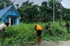 Bina Kerukunan Beragama, Personel Satgas Yonif 143/TWEJ Ajak Warga Bersihkan Gereja - JPNN.com Papua