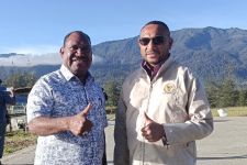 Yan Mandenas Soroti Penanganan Konflik di Papua, Simak - JPNN.com Papua