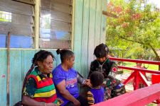 Satgas Yonif Raider 200/BN Berkeliling Kampung Kelila Demi Pelayanan Kesehatan - JPNN.com Papua