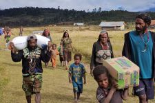 Polri Salurkan Bantuan Bagi Warga Terdampak Cuaca Ekstrem di Puncak - JPNN.com Papua