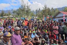 KKB vs TNI Polri Kontak Tembak, Ribuan Warga Masyarakat Mengungsi - JPNN.com Papua
