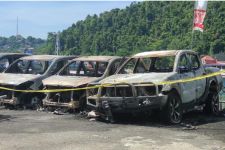 12 Unit Mobil Sitaan dari Anggota DPRD Nonaktif Papua Terbakar - JPNN.com Papua