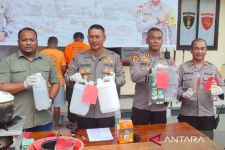 Polisi Sebut Tiga Tersangka Kasus Miras Oplosan Terancam Hukuman 25 Tahun Penjara - JPNN.com Papua