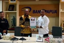 Bank Papua Terima LPJ Keuangan dari Persipura, Begini Harapan Yan Mandenas - JPNN.com Papua