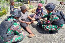 Prajurit TNI Gelar Pelayanan Kesehatan Keliling di Wuyuneri - JPNN.com Papua