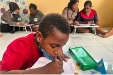 Mencegah Buta Aksara, Polwan Ajari Mama-Anak untuk Baca & Tulis - JPNN.com Papua