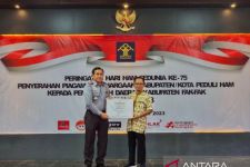 Pemkab Fakfak Terima Piagam Penghargaan Kabupaten Peduli HAM - JPNN.com Papua