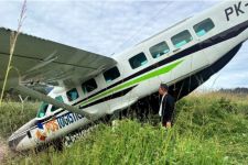 Pesawat Smart Air Tergelincir Saat Mendarat di Bandara Aminggaru Puncak - JPNN.com Papua