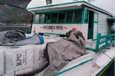 KPU Yapen Distribusikan Logistik Pemilu 2024 Pakai Kapal Kayu dan Perahu Motor - JPNN.com Papua