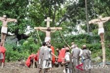 Umat Katolik di Manokwari Gelar Tablo Jalan Salib pada Jumat Agung - JPNN.com