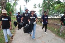 Songsong HUT ke-170 Pekabaran Injil, Cheroline Chrisye Makalew Gelar Aksi Bersih Sampah Laut di Pulau Mansinam - JPNN.com Papua