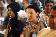 Hamas Larang Wanita Isap Shisha - JPNN.com