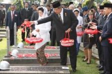 Tabur Bunga di Makam Pahlawan Revolusi - JPNN.com