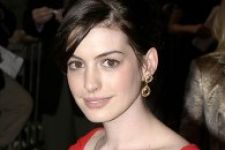 Anne Hathaway Nyandung Adegan Ranjang - JPNN.com