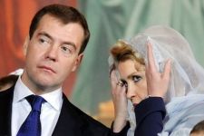 Medvedev Setia Mobil Klasik, Rekening Ibu Negara Kosong - JPNN.com