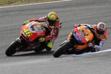 Rossi Sampaikan Frustrasi via Helm - JPNN.com