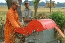 Alumnus ITS Produksi Mesin Pemanen Padi - JPNN.com