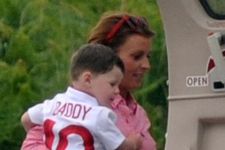 Dukungan untuk Wayne Rooney, Anak Kenakan Jersey Daddy - JPNN.com