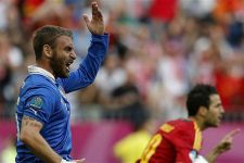 De Rossi dengan Lengan Panjang Sebelah - JPNN.com