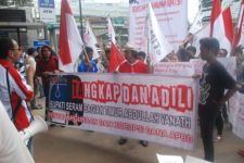 KPK Didesak Proses Bupati SBT - JPNN.com