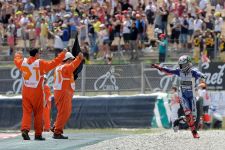 Marquez Didiskualifikasi, Lorenzo Raih Victory - JPNN.com