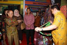 Tinjau Stand Pameran Indocraft - JPNN.com