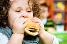 Junk Food Bikin Anak Gemuk Meski Rajin Olahraga - JPNN.com