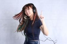 Tidur Sambil Dengar Musik Pakai Headset, Beresiko Bikin Tuli - JPNN.com