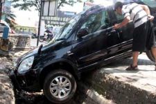 Menelepon Saat Mengemudi, Mobil Masuk Selokan - JPNN.com