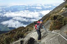 Wow, Umur Setengah Abad tapi Mampu Taklukkan Puncak Dunia - JPNN.com