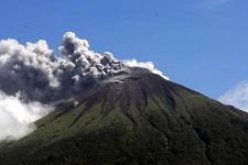 Gunung Gamalama Masih Sembur Abu, Penutupan Bandara Babullah Diperpanjang - JPNN.com