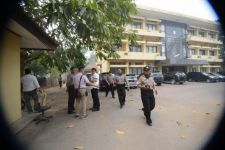 Polisi Sisir TKP Penembakan Kantor Disbudpar Sumsel, Ini Hasilnya - JPNN.com