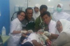 HEBOH! Beredar Foto 7 Orang Seperti Ahli Medis Sibuk Selfie di Depan Pasien Kritis - JPNN.com