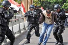 Densus 88 Escorts Terrorism Convict To Mataram - JPNN.com