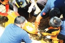 Hiii... Mayat Pria Bertato Mengapung Di Sungai - JPNN.com