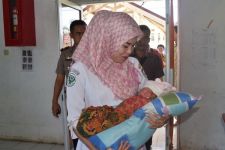 Bayi Siapa Ini? Terbungkus Jilbab di Pos Ronda - JPNN.com